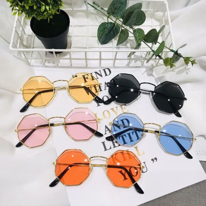 Shop mắt kính Nam Quang chuyên kinh doanh những mặt hàng như mắt kính, gọng kính cận và thời trang…