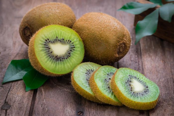 Kiwi có chứa lượng lớn vitamin C và chất làm ức chế không cho các sắc tố