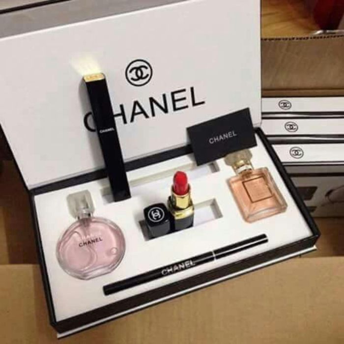 Chanel nổi tiếng với rất nhiều người yêu thích làm đẹp cùng những món mỹ phẩm cao cấp
