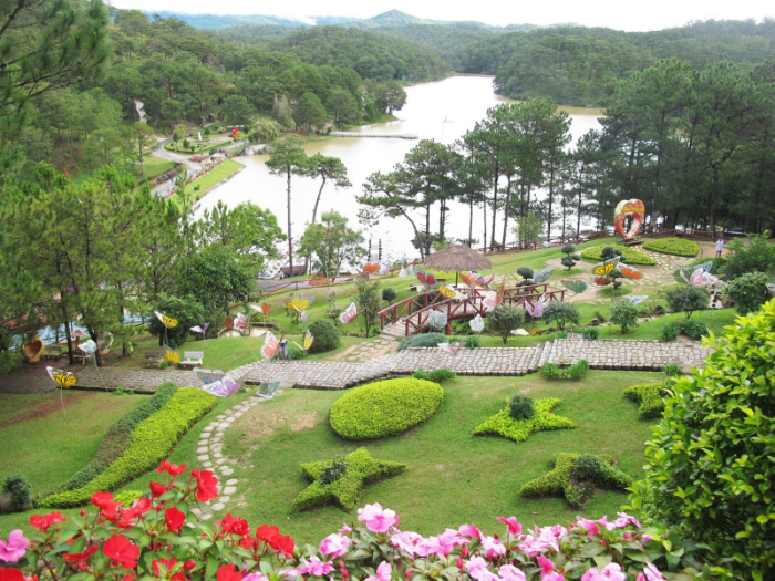 Thung lũng Tình Yêu nằm cách trung tâm thành phố Đà Lạt khoảng 5km về phía Bắc