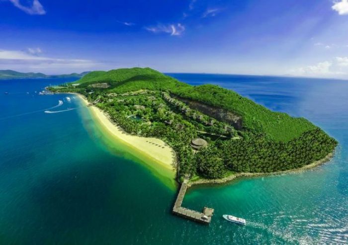 Đảo Hòn Tằm nằm cách thành phố Nha Trang 7km, đẹp mộng mơ với những hàng dừa chạy dọc trên bãi biển xanh ngát