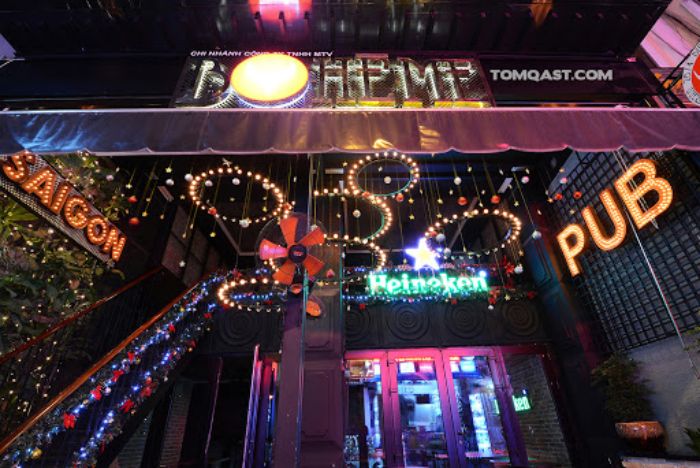 Boheme là quán bar khá nổi tiếng với diện tích khá nhỏ nên lúc nào cũng kín bàn