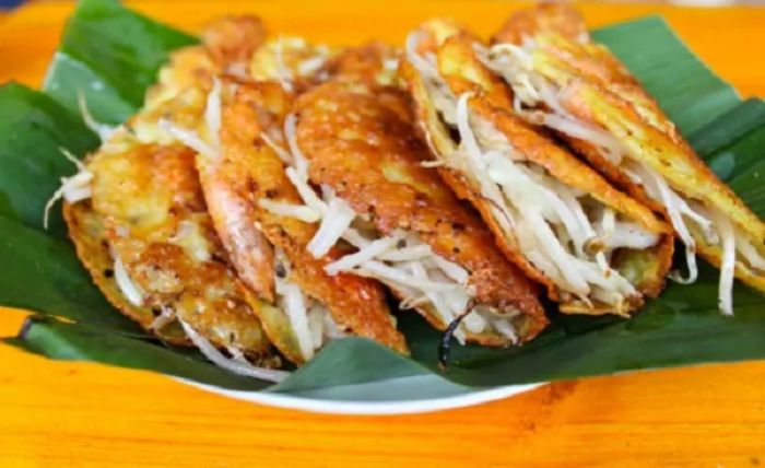 Một suất bánh xèo đầy đủ kèm theo một vài món hải sản tươi sống chính là gợi ý tuyệt vời nhất cho bạn khi đến Phan Rang