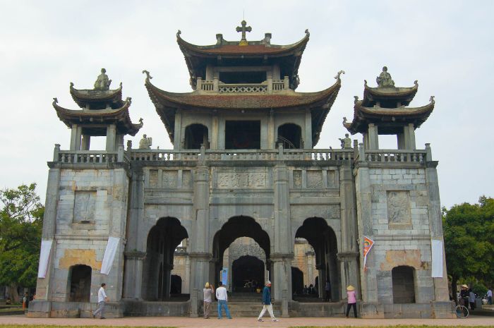 Nhà thờ Phát Diệm là một quần thể nhà thờ được xây dựng từ lâu