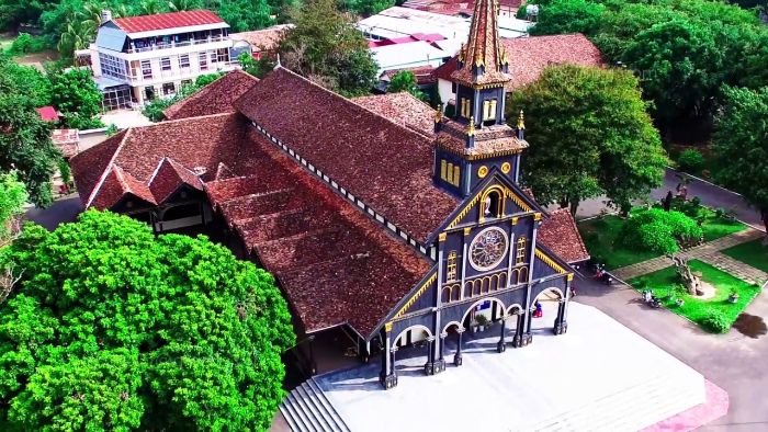 Nhà thờ gỗ Kon Tum được thiết kế độc đáo