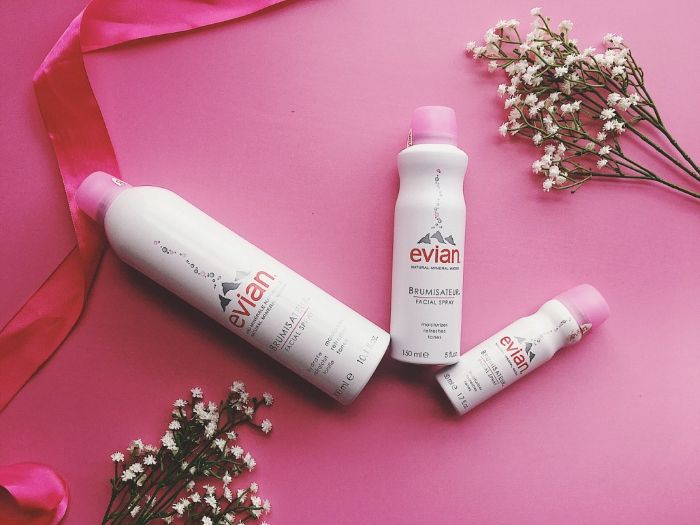 Sử dụng xịt khoáng Evian sẽ giúp cho độ ẩm của da bạn tăng lên đáng kể và bạn không cần phải lo lắng về vấn đề da khô