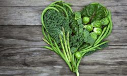 Cải bó xôi, cải xoăn và các loại rau lá xanh khác đều là những nguồn cung cấp vitamin