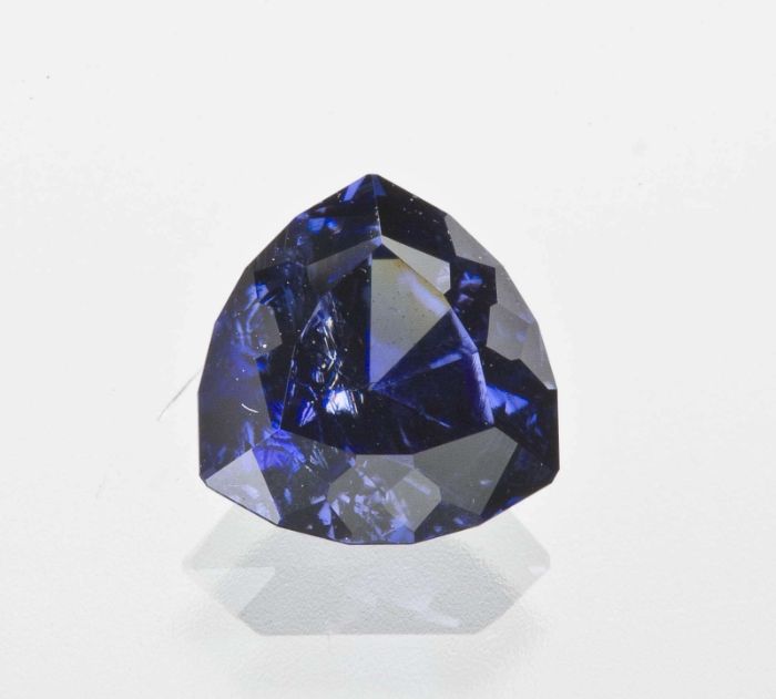 Benitoite là loại đá quý cao cấp có giá khoảng 3.000 đến 4.000 USD/carat